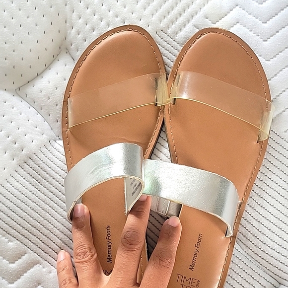 Time and Tru Shoes - Time and Tru memory foam sandals🎊☀️ EUC🎉